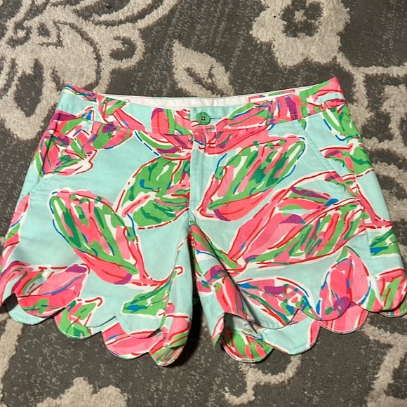 Lily Pulitzer buttercup shorts. New. Size 0. Scalloped legs. Has pockets. - Picture 1 of 4